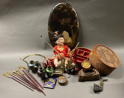 une petite poupée posée sur une table, à côté d'autres objets