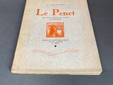 un gros plan d'un livre posé sur une table