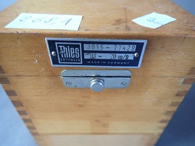 une petite boîte en bois sur laquelle est collée une étiquette