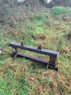 un banc posé au milieu d'un champ herbeux