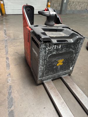 un chariot élévateur posé sur une palette