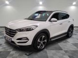 le 4x4 blanc est garé sur un carrelage à carreaux
