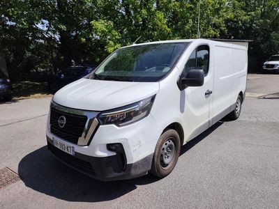la camionnette blanche est garée sur le côté de la route
