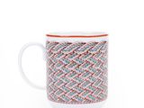 une tasse blanche ornée d'un motif rouge et bleu