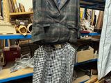 un costume et une cravate sur un mannequin dans une boutique