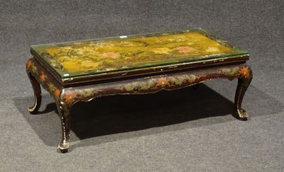 Table basse en bois laqué à décor Extrême-oriental, ornée d'…