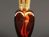 une image représentant un vase en verre orné d'un couvercle doré