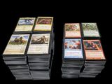 beaucoup de cartes empilées les unes sur les autres