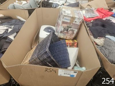 de nombreux cartons remplis de vêtements et d'autres articles dans le magasin
