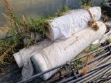 un tas de tuyaux posés par terre