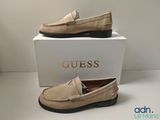 Mocassins Guess de couleur beige avec semelles noires