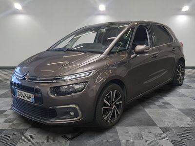 La nouvelle Citroën est garée dans le showroom du showroom.