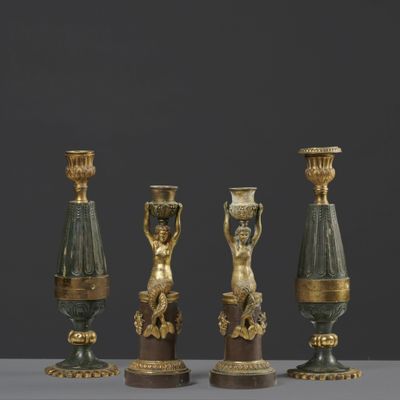quatre types de vases différents posés sur une table devant un fond noir