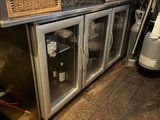 un comptoir sur lequel sont posées plusieurs bouteilles