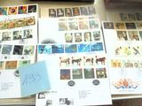 un ordinateur portable posé sur un bureau recouvert de timbres