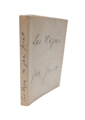 un gros plan d'un livre sur lequel figurent des inscriptions, posé sur une surface blanche