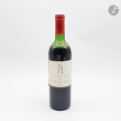 une bouteille de vin posée sur une table