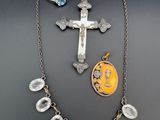 Gros plan sur un collier orné d'une croix