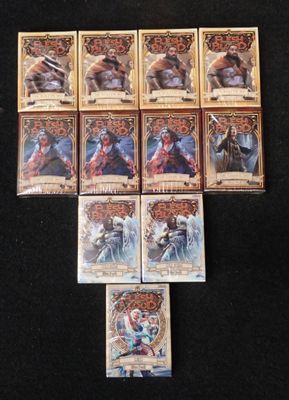 une pile de cartes posées les unes à côté des autres sur une table