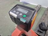 une image d'un compteur numérique posé sur un support