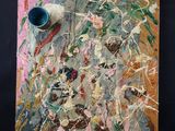 un tableau accroché au mur représentant un vase bleu