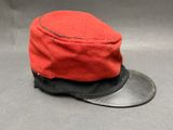 un chapeau rouge orné d'un bord noir