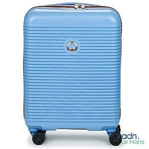valise bleue à roulettes sur fond blanc