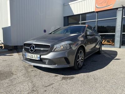Mercedes CLA Shooting Star devant un immeuble