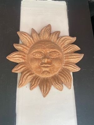 une photo d'une serviette de table ornée d'un soleil décoratif