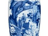 un vase bleu et blanc posé sur une surface blanche