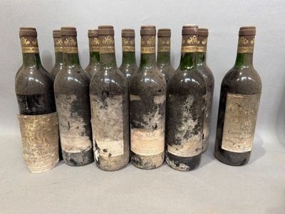 plusieurs bouteilles de vin sont alignées sur une table