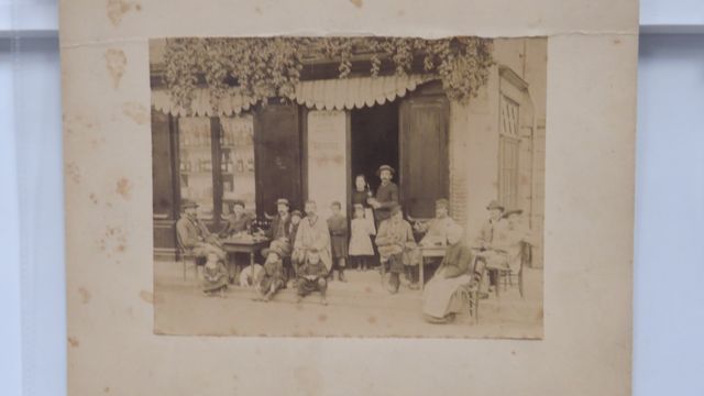 Felletin Clients attablés à la terrasse du Café Bourcy. Photo 16,...