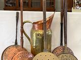 beaucoup d'ustensiles de cuisine anciens sur la table