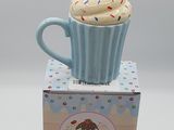 un cupcake en forme de cupcake posé sur une boîte