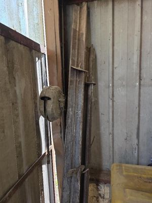 une image représentant un tas de bois dans une pièce