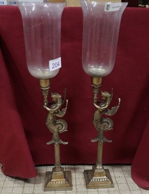 paire de bougeoirs anciens en laiton, avec des poignées en forme d'ange et un abat-jour en verre transparent