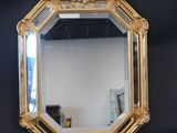 une image représentant un miroir avec un cadre doré sur fond noir