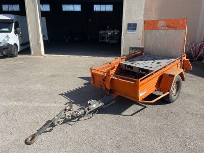 une petite remorque à laquelle est attelée une autre remorque