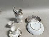 beaucoup de vaisselle et de tasses blanches sur la table