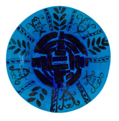 Assiette ronde en faïence à décor de palmes et de rinceaux e…