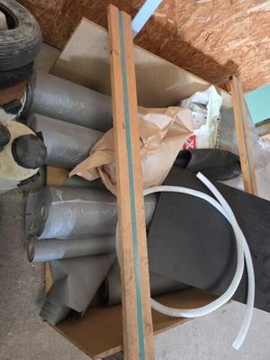 un tas de tuyaux dans une pièce