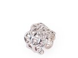 gros plan d'une bague en argent sur fond blanc