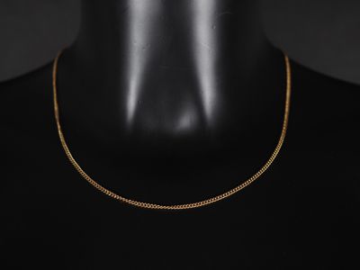 un collier à chaîne en or sur un mannequin mannequin mannequin mannequin mannequin mannequin mannequin mannequin mannequin mannequin