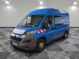 une photo d'une camionnette bleue garée dans une grande pièce