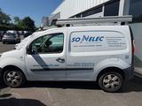 une camionnette blanche garée dans un parking
