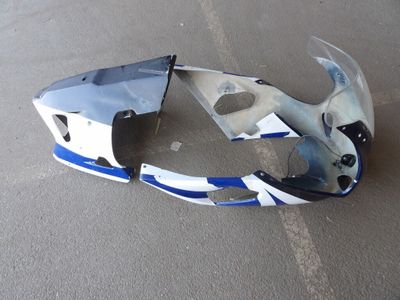 une moto en panne qui a été abandonnée par terre