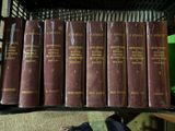 de nombreux livres qui se trouvent sur une étagère dans une boîte à livres