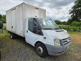 un camion blanc garé dans un champ