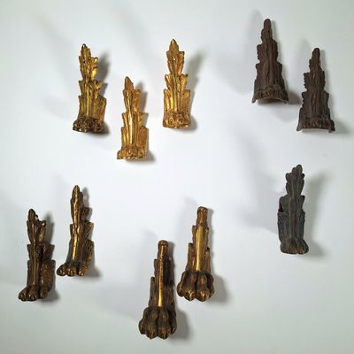 de nombreuses œuvres d'art accrochées au mur