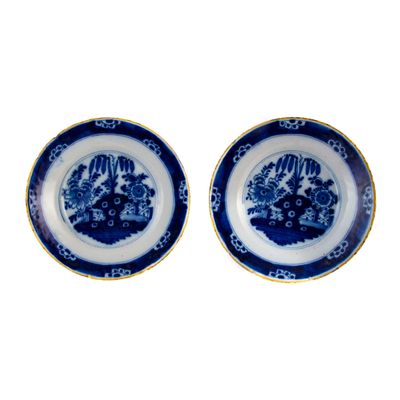 une paire d'assiettes bleues et blanches ornées de fleurs et d'oiseaux